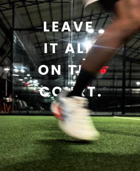 Sepatu Padel vs Sepatu Lari: Kenapa Salah Alas Kaki Bikin Cedera + Cara Memilih yang Benar