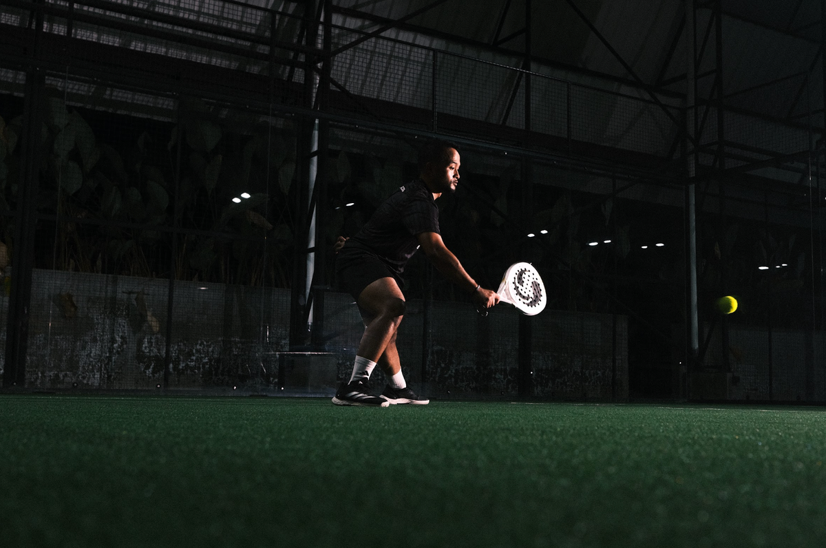 Cara Main Lob (Globo) di Padel: Kapan Dipakai, Teknik Latihan, dan 8 Kesalahan Umum